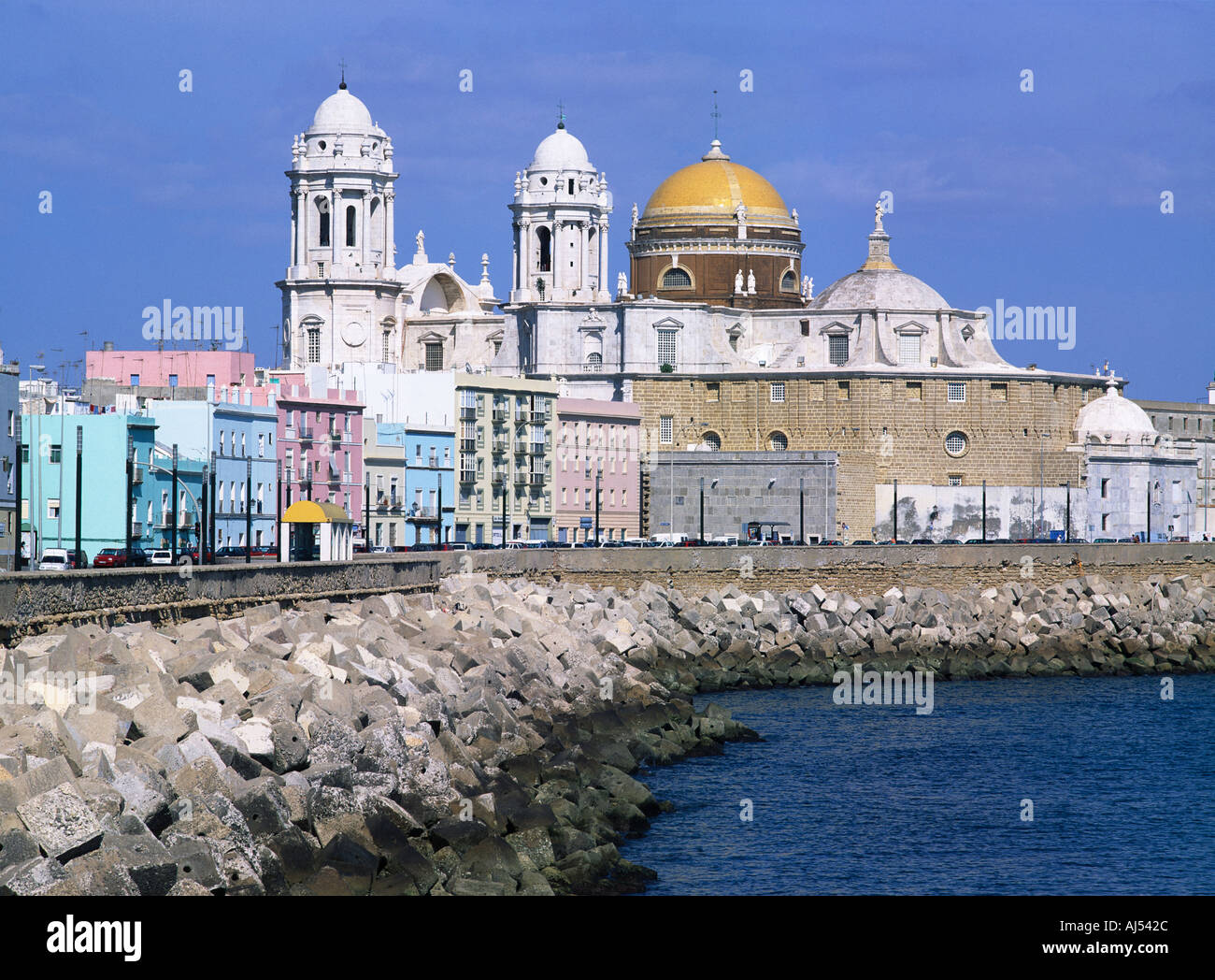 Cadiz-Hauptstadt der Provinz Cadiz Andalusien Spanien Kathedrale Pastell farbigen Gebäude Stockfoto