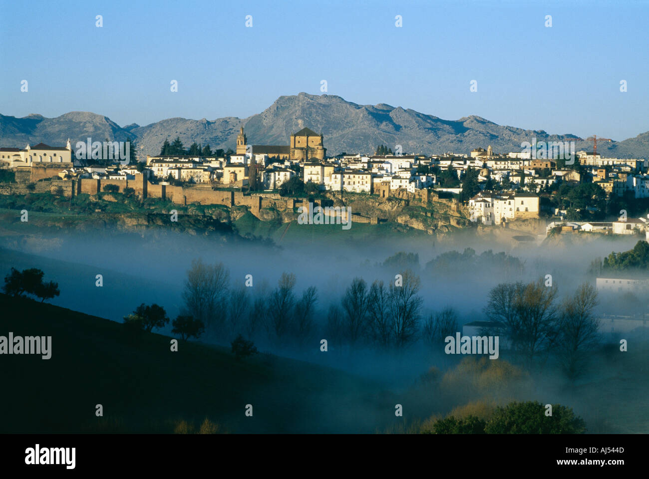 Historische Stadt Ronda in der Provinz Malaga Andalusien-Spanien-Tal mit frühen Morgennebel Landschaft Stockfoto