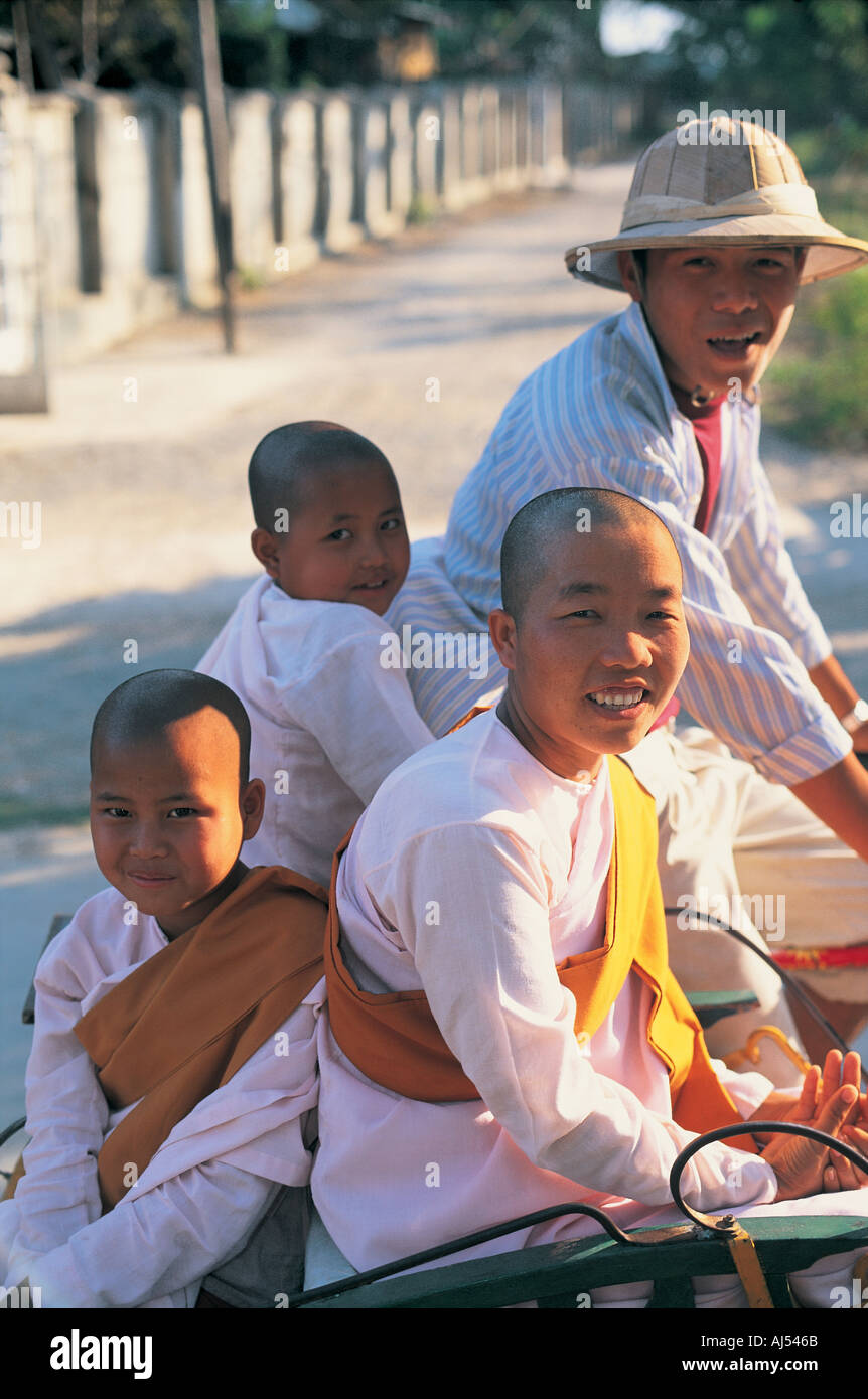 Nonnen auf Rikscha Myanmar Burma Stockfoto