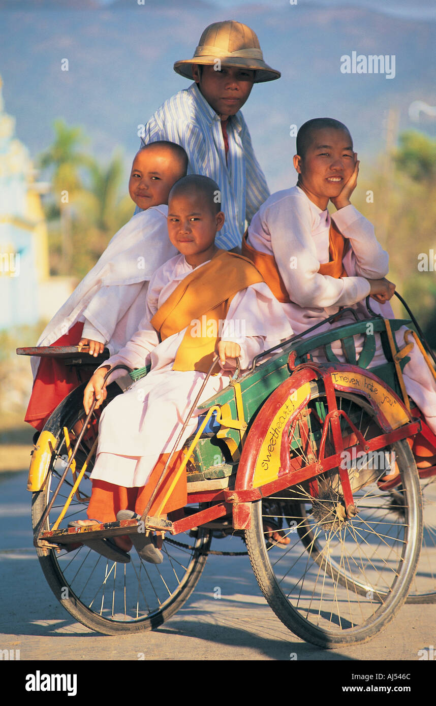 Nonnen auf Rikscha Myanmar Burma Stockfoto