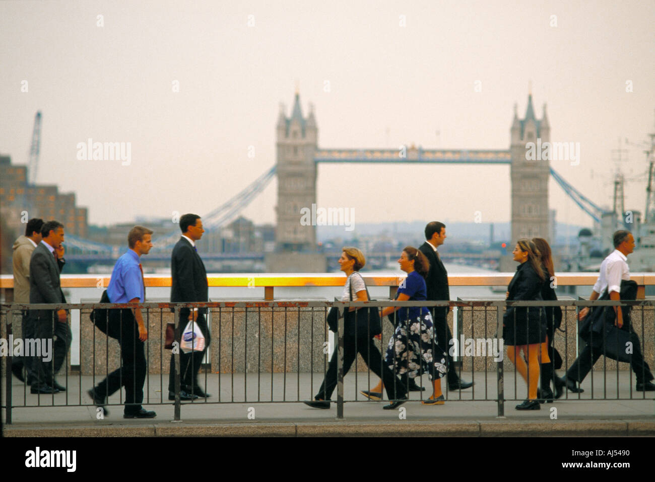 Rush Hour Pendler gehen London Bridge Türme im Hintergrund arbeiten Stockfoto