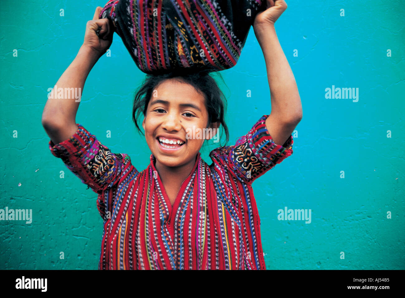 Frau mit Korb auf Kopf Guatemala Stockfoto