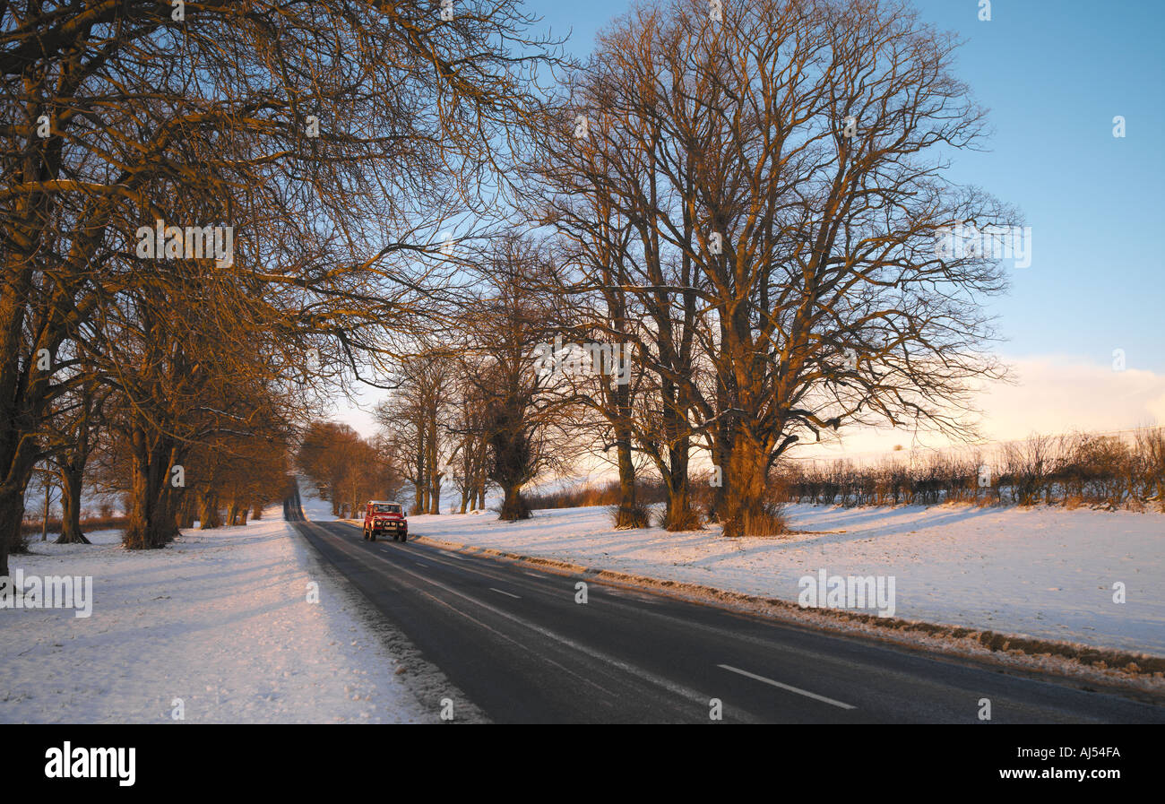 Auto auf einer Landstraße im Winter North Yorkshire UK Stockfoto