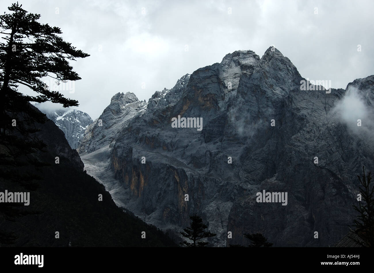Das Majestic Yulong (Jade-Drachen) Mountain steht mehr als 18.000' (5600 m) im westlichen Yunnan, China. Stockfoto