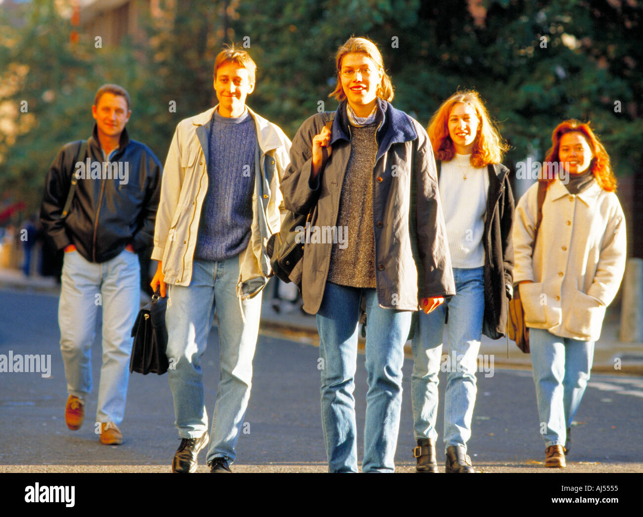 Eine Gruppe von Freunden und Arbeitskollegen Lächeln zusammen an einem sonnigen Tag Stockfoto