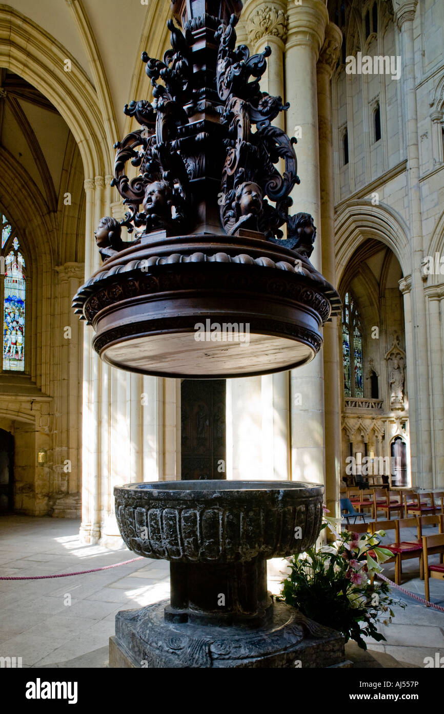 Die Schriftart und Baldachin von Beverley Minster, Yorkshire, Großbritannien Stockfoto