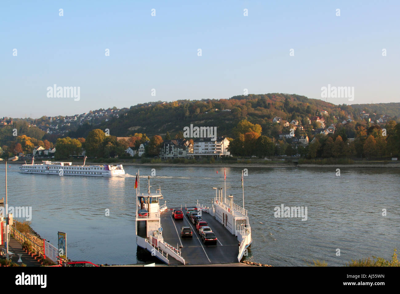 Autofähre über den Rhein bei Remagen, Linz Rheinland-Pfalz Deutschland Europa Stockfoto