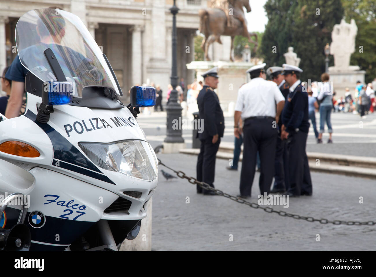 Stadtpolizei Stand im Chat im Hintergrund hinter Polizeimotorrad im Kapitol Rom Latium-Italien Stockfoto