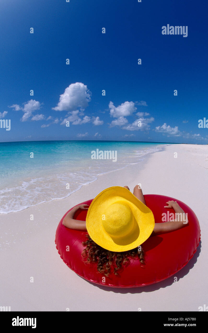 Turks Caicos Inseln Providenciales Provo Grace Bay Beach Frau auf rote Schwimmer auf sand Stockfoto