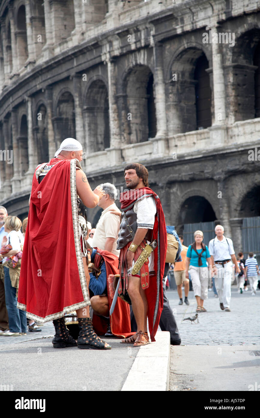 Nachahmung Gladiatoren stehen vor dem Kolosseum zu Aufnahmen mit Touristen Lazio Rom Italien Stockfoto