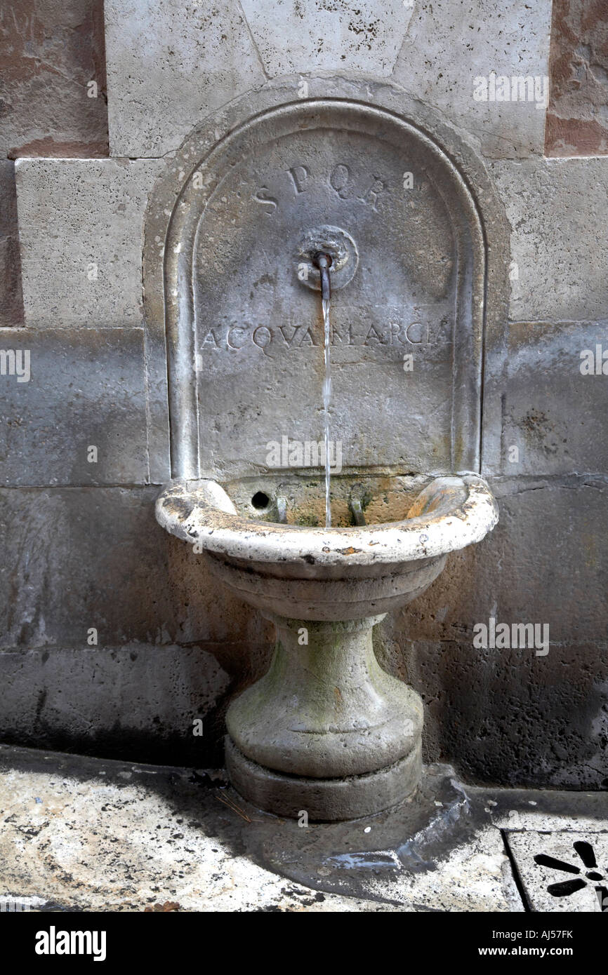 Eines der vielen öffentlichen Süßwasser Trinkbrunnen durch die Stadt Rom Latium Italien gefunden werden Stockfoto