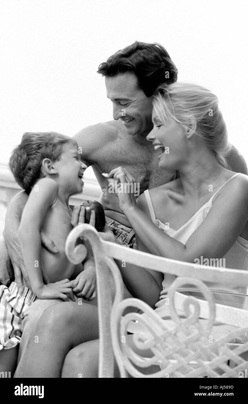Schwarz-weiß Foto von Familie spielen auf der Terrasse Stockfoto