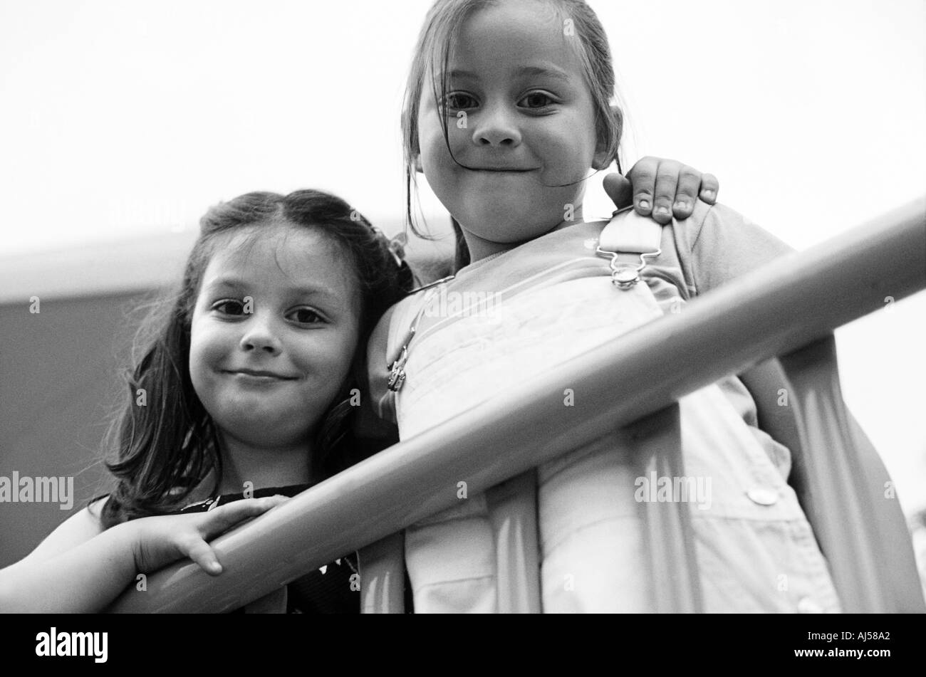 Schwarz-weiß-Porträt von zwei kaukasischen Freundinnen Stockfoto