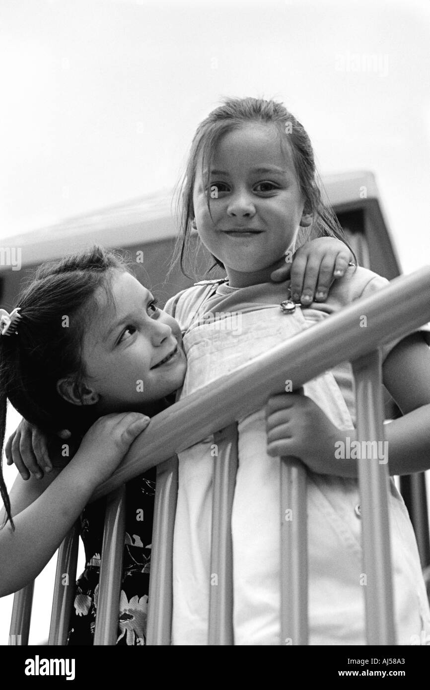 Schwarz / weiß Porträt zwei Freundinnen spielen auf Veranda Stockfoto