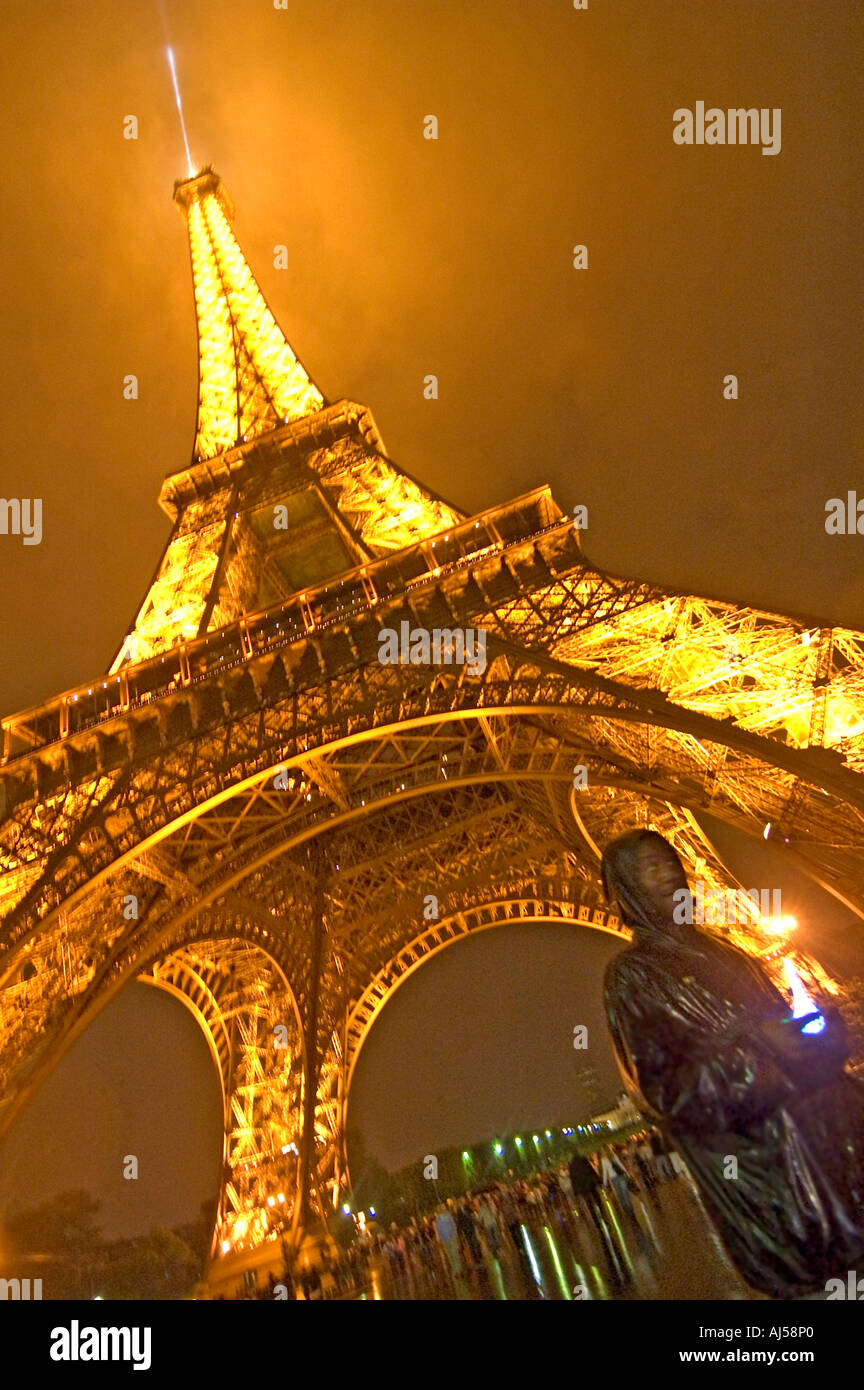 Ein schwarzer Mann verkaufen kleine Nachbildung des Eiffelturms unter dem hoch aufragenden Aspekt der real one, Paris, Frankreich. Stockfoto
