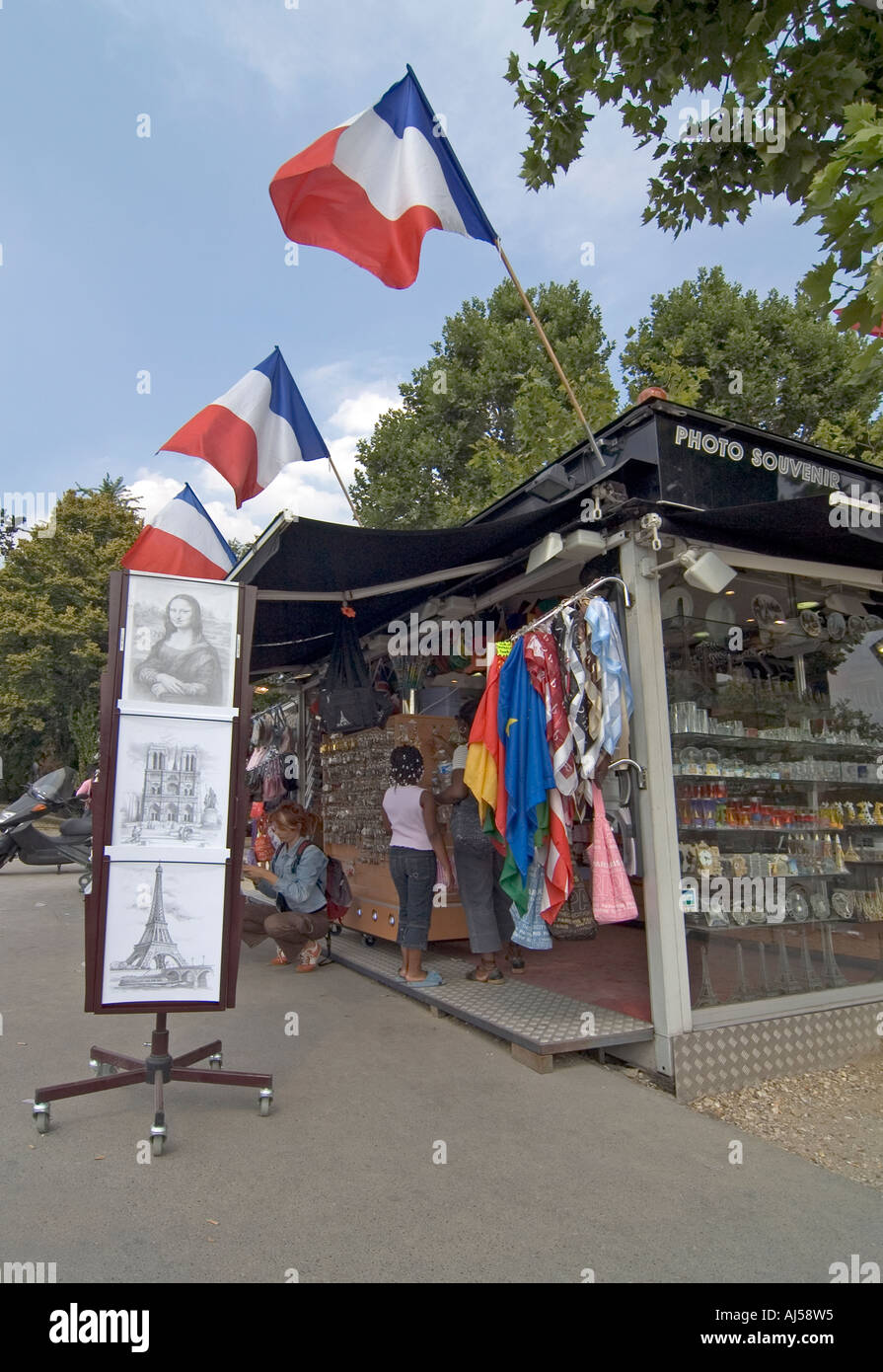 Typisch Paris Geschäft mit Souvenirs, Zeichnungen, Fahnen und t-Shirts für Touristen, Paris, Frankreich Stockfoto