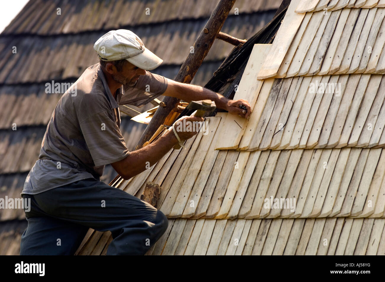 Mann ist die Festsetzung Dach eines Hauses, Maramures, Rumänien Stockfoto
