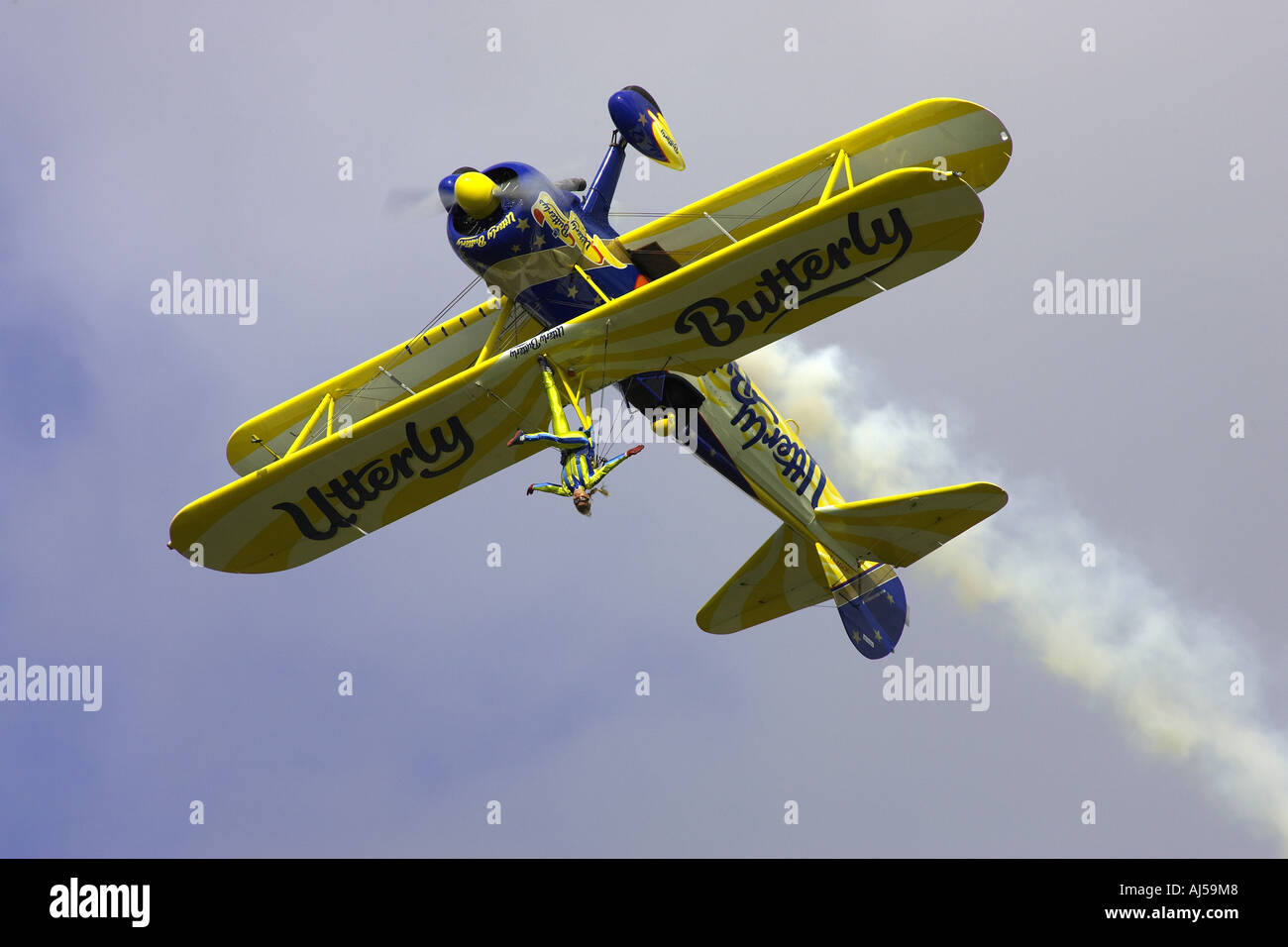 Flugzeug auf den Kopf gestellt als Wing Walker streben ihre Sachen Stockfoto