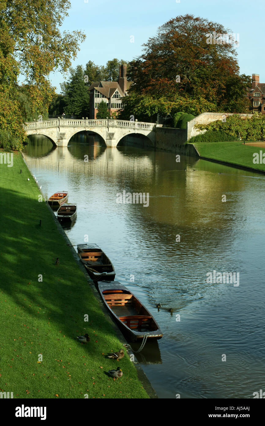 Punts auf den Rücken mit Clare Bridge im Herbst, Cambridge, Großbritannien Stockfoto