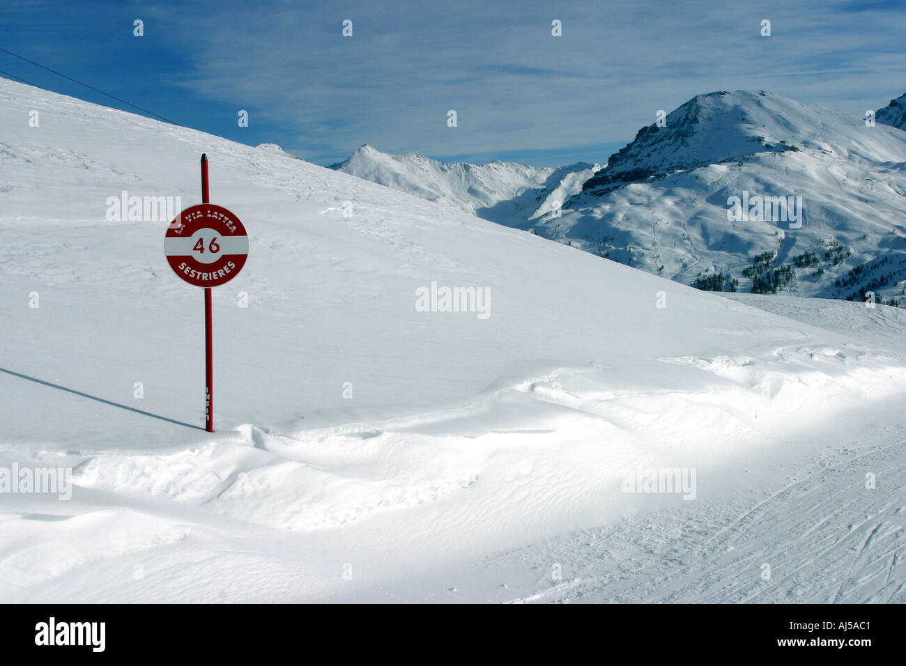 Sestriere Red Run Marker auf einer der vielen Teil läuft, aus denen sich die Milchstraße über Latte-Gruppe der Skigebiete Stockfoto