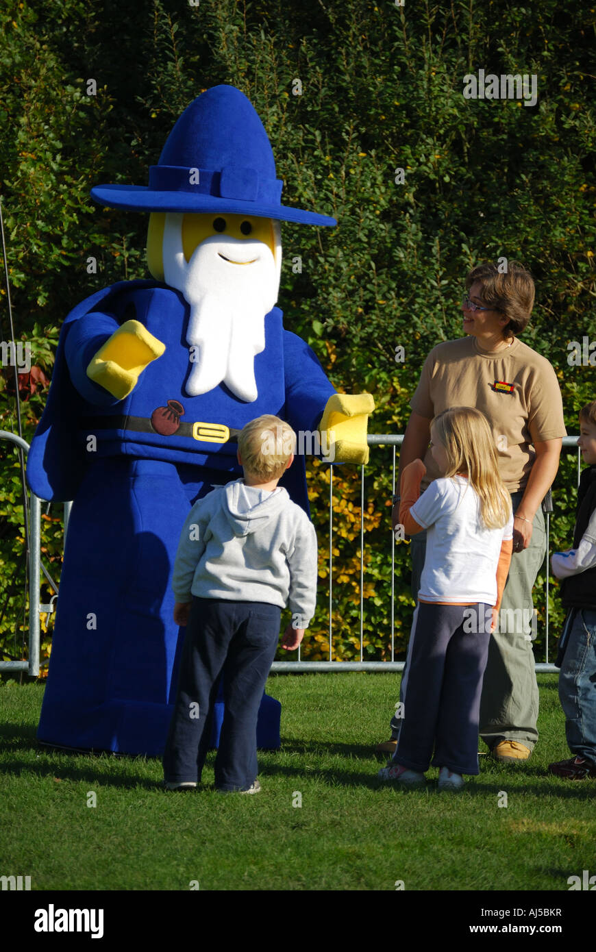 LEGO Zauberer Charakter mit Kindern, Legoland Windsor, Windsor, Berkshire, England, Vereinigtes Königreich Stockfoto