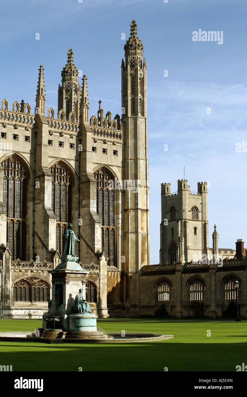 Kings College Cambridge - der Vorplatz mit Kapelle und St. Marys Kirche im Hintergrund, Cambridge University, Cambridge UK Stockfoto