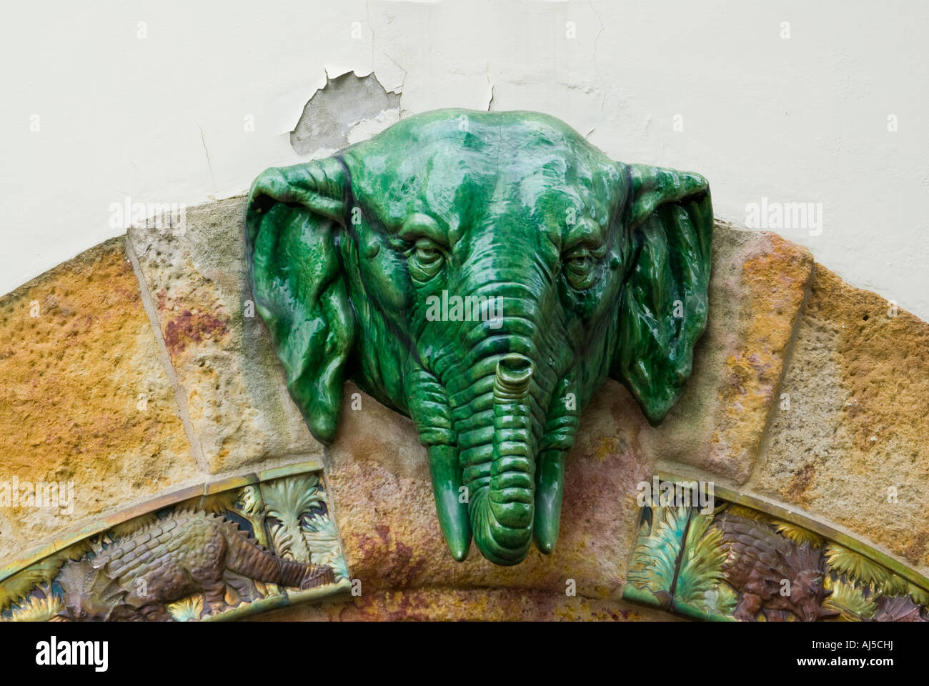 Detail der Keramik Elefant, Elephant House, Zoo, Ungarn Stockfoto