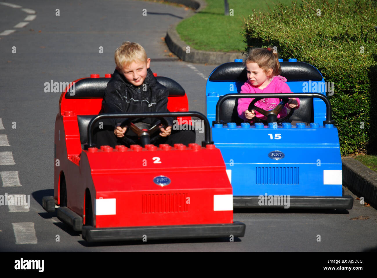 Kinder fahren Elektroautos, Fahrschule, Legoland Windsor, Windsor, Berkshire, England, Vereinigtes Königreich Stockfoto