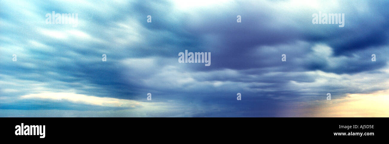 stürmische dramatische Wolken launisch Erde blau dunkel Licht Gewitterhimmel Panorama Stockfoto