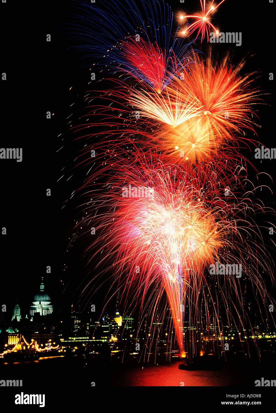 London Herrn Bürgermeister Show Feuerwerk Nacht Reflexion Schießpulver hübsche Farbe Funken platzen Kaskade Meer Wasser Fluss St Paul s kreisförmig Stockfoto