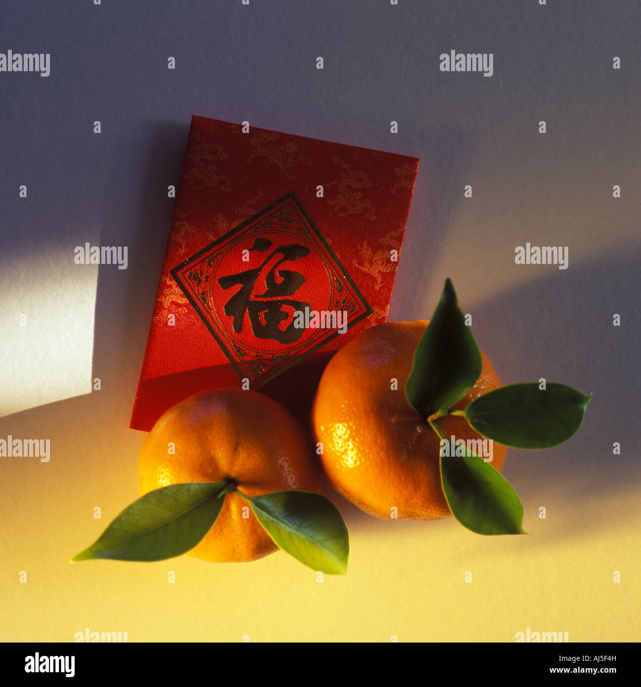 Ein rotes Paket und ein paar Mandarin Orange für Chinese New Year Stockfoto