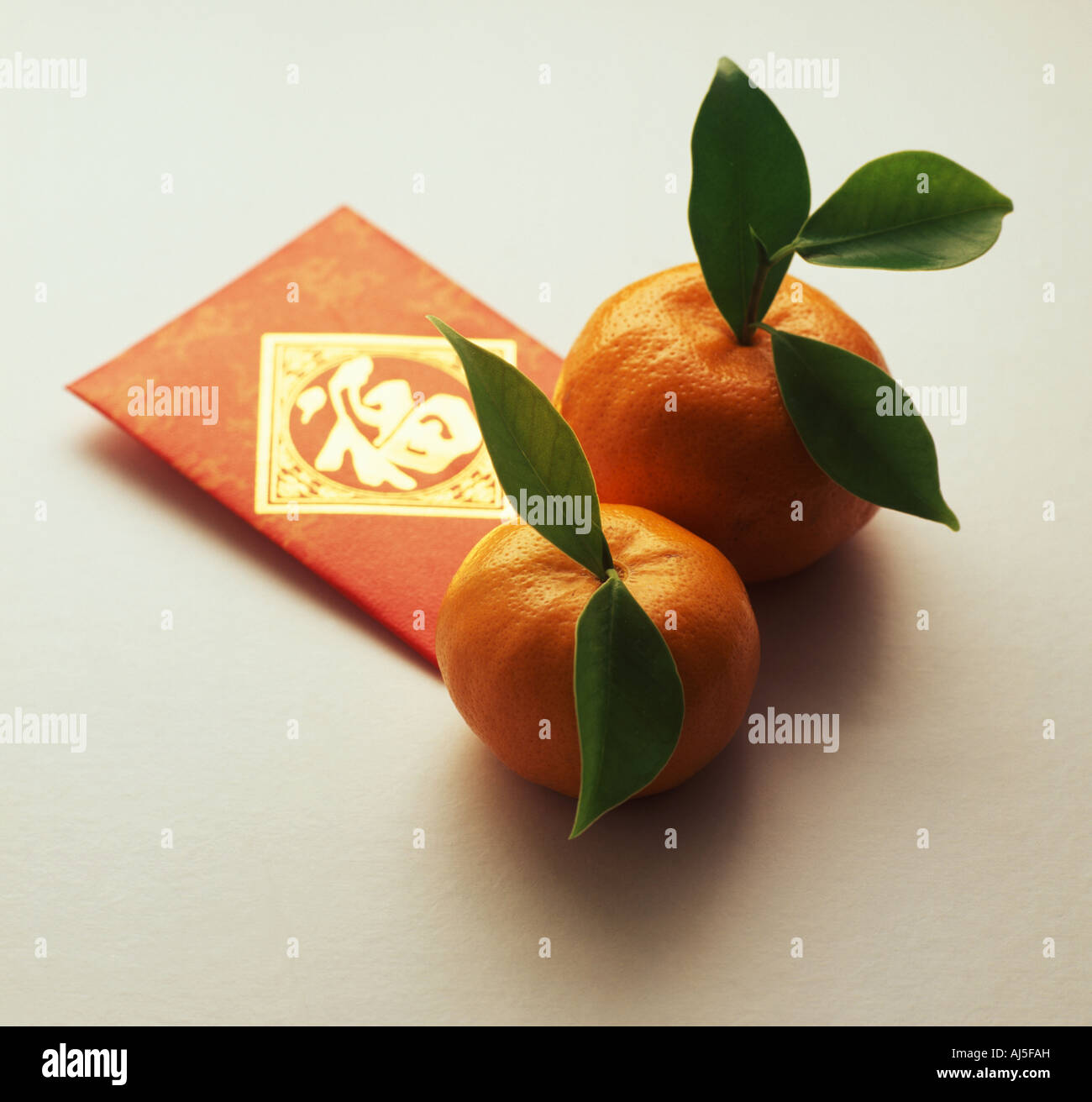 Rot-Paket und ein paar Mandarin Orange für Chinese New Year Stockfoto