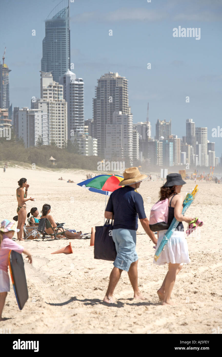 Appartment oder Hotel Einheit Hochhaus Gebäude und Strand mit Menschen wandern und Sonnenbaden in Surfers Paradise Queensland QLD A Stockfoto