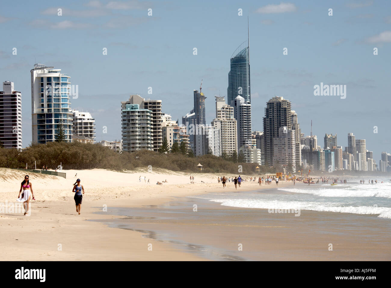 Appartment oder Hotel Einheit Hochhaus Gebäude und Strand mit Menschen Sonnenbaden und Schwimmen im Surfers Paradise Queensland QLD Stockfoto