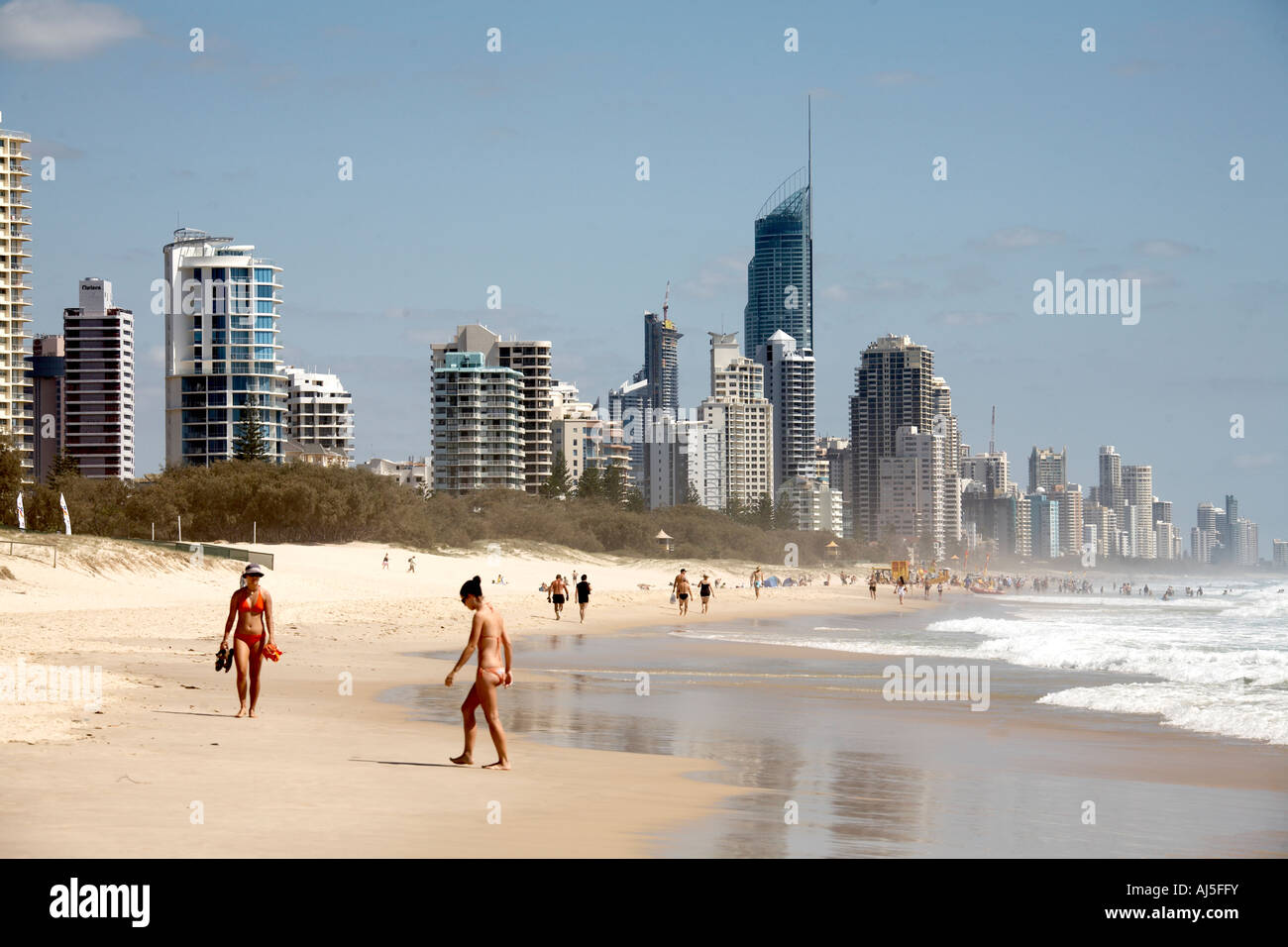 Appartment oder Hotel Einheit Hochhaus Gebäude und Strand mit Menschen Sonnenbaden und Schwimmen im Surfers Paradise Queensland QLD Stockfoto