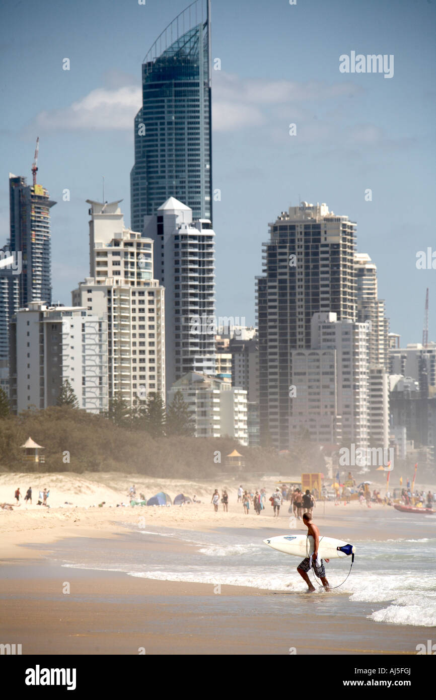 Appartment oder Hotel Einheit Block Gebäude mit Q1 Tower und Mann mit Surfbrett am Strand in Surfers Paradise Queensland QLD A Stockfoto