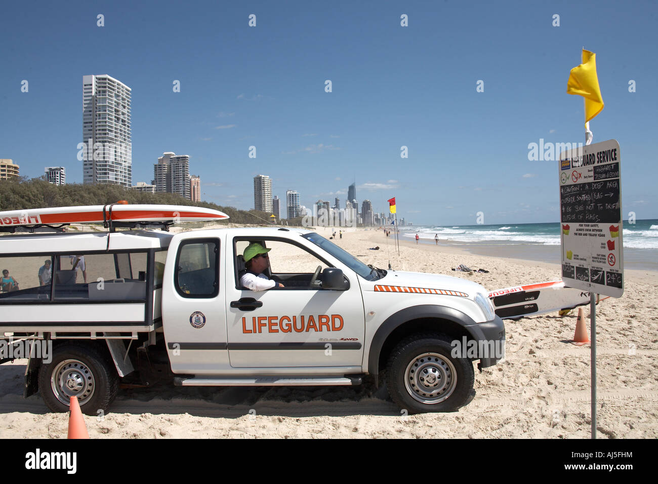 Bademeister in Ute LKW am Strand Warnhinweises in Surfers Paradise Queensland QLD Australien abholen Stockfoto
