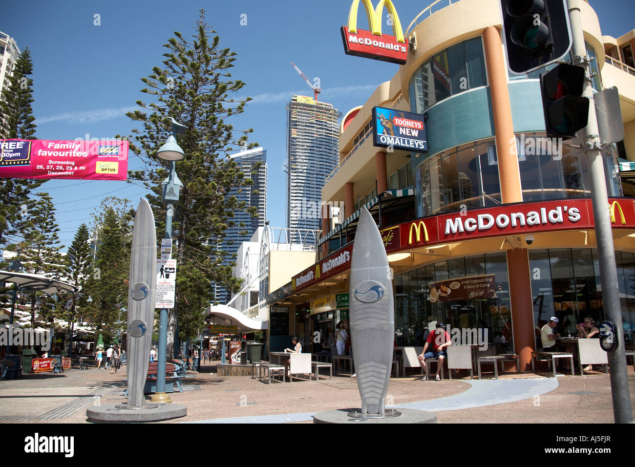 Einkaufszentrum mit Geschäften und McDonalds in Surfers Paradise Queensland QLD Australien Stockfoto