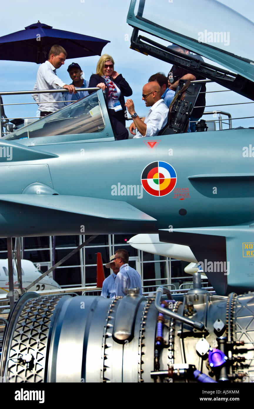 Paris Fra-nce, öffentliche Veranstaltungen, Unternehmer bei der Paris Air Show' Am 'Flughafen le Bourget' an Jet Kampfflugzeuge Stockfoto