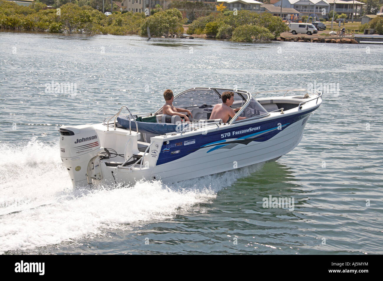 Motorboot, Beschleunigung auf Myall River in der Nähe von Hawks Nest Port Stephens New South Wales NSW Australia Stockfoto