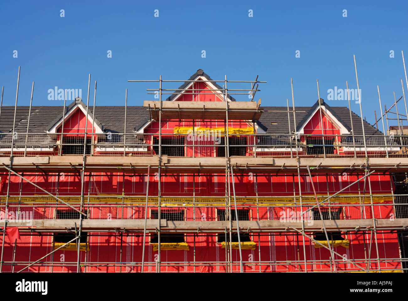 Neue Umwelt freundlich Wohngebäude zeigt das rosa Hohlraum Isolationsmaterial für den Bau verwendet. Stockfoto