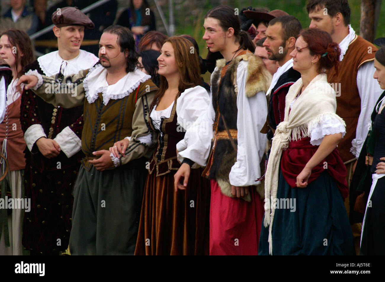 Masse der Dorfbewohner in mittelalterlicher Tracht Stockfoto