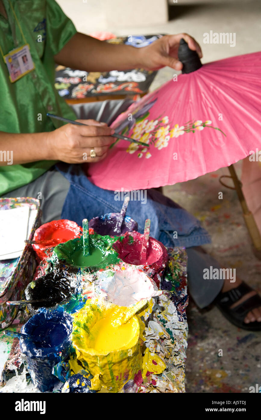 Asiatisches Kunsthandwerk Geschäfte an Borsang, oder Bo Sang, oder Bor sang. Frau mit Sonnenschirm und Sonnenschirm Craft, Chiang Mai, Asien, Thailand Stockfoto