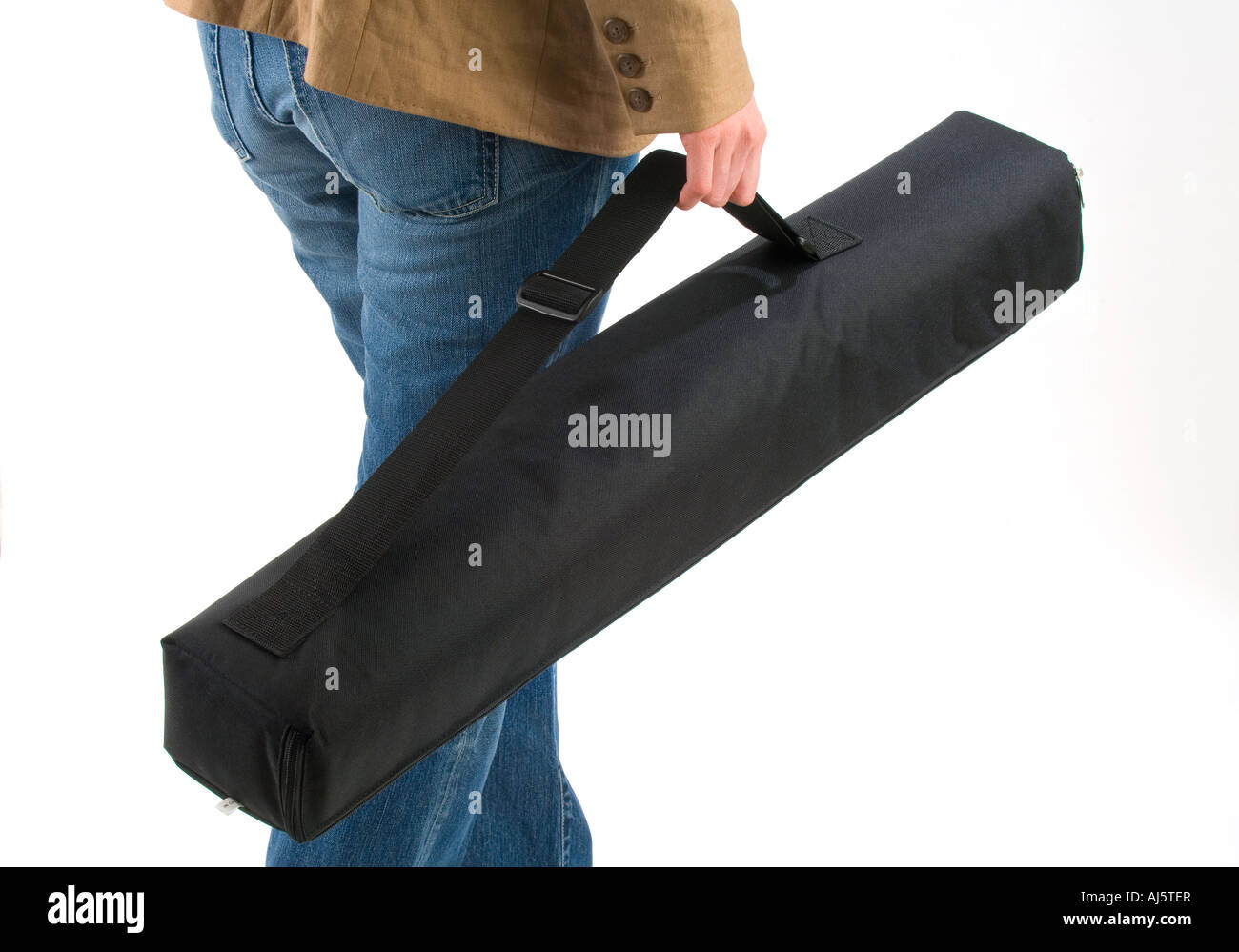 Eine junge Frau trägt in einer Tasche einen freistehenden Standfuß für Unternehmen. Stockfoto