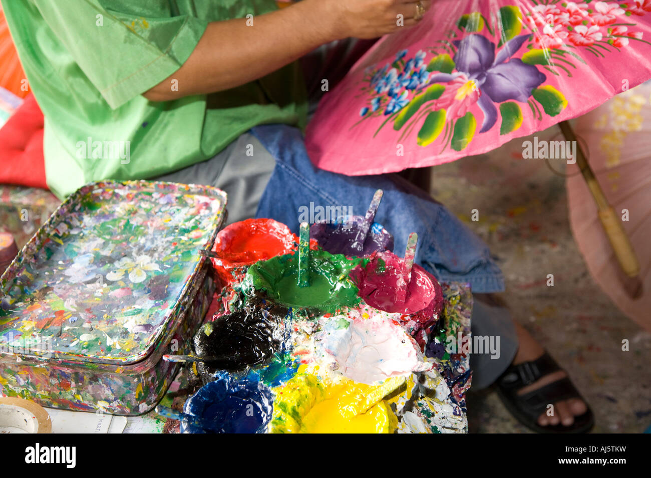 Asiatisches Kunsthandwerk Geschäfte an Borsang, oder Bo Sang, oder Bor sang. Frau mit Sonnenschirm und Sonnenschirm Craft, Chiang Mai, Asien, Thailand Stockfoto