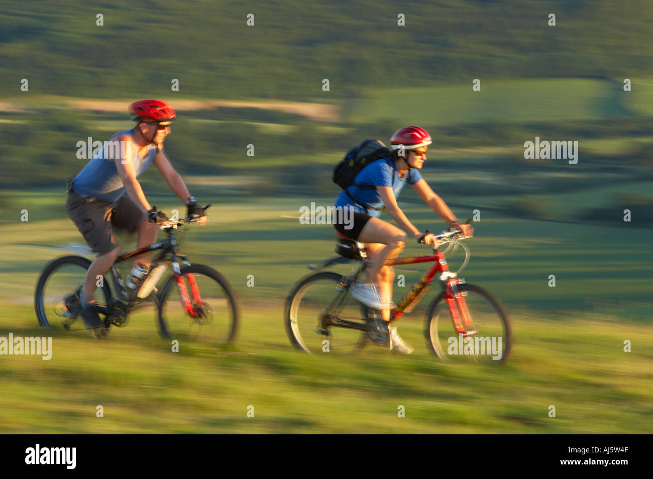 Paar auf dem Mountainbike Radfahren auf Hambledon Hill über die Blackmore Vale Dorset England UK Stockfoto