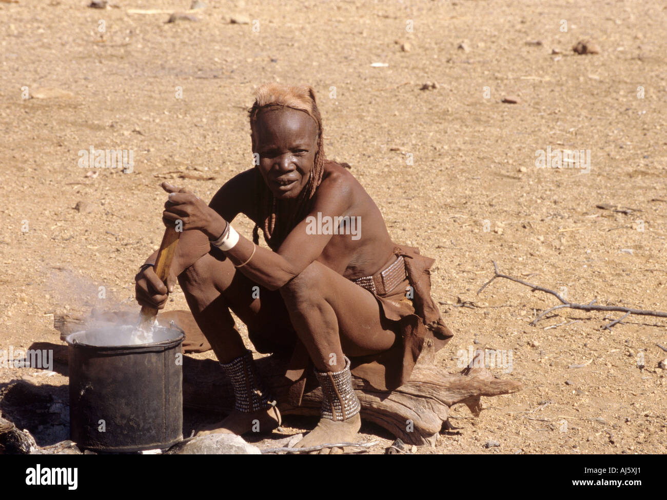 Himba Frau Kochen Sadza Namibia Stockfoto