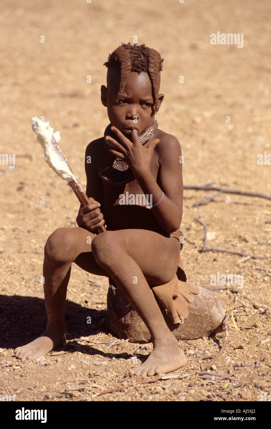 Himba Kind essen Sadza Namibia Stockfoto