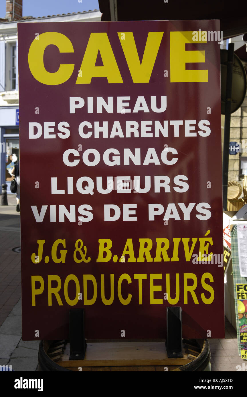 Fass Zeichen Höhle Pineau des Charentes Cognac Likör Weinproduzenten vin de pays Charentais Flaschen Wein Pineau Alkohol trinken dis Stockfoto