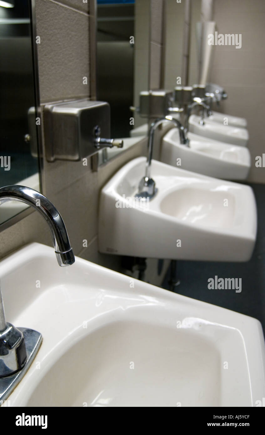 Stock Foto zeigt öffentliche Badezimmer Waschbecken USA Stockfoto
